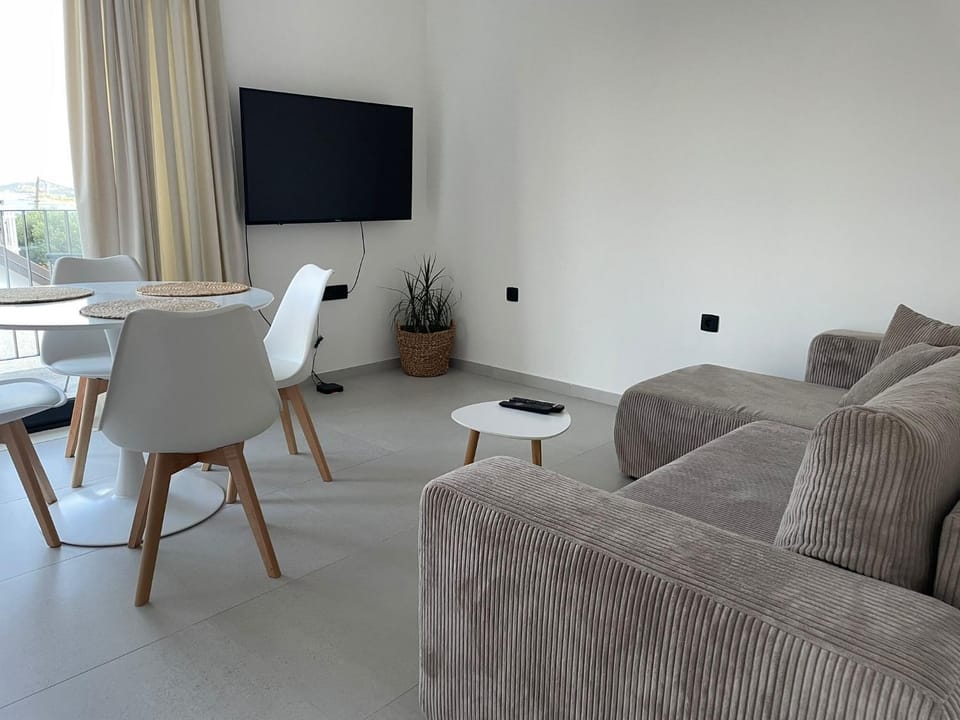 Communal lounge/ TV room, TV and multimedia, Living room, Seating area