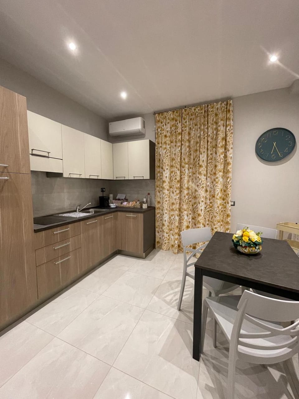 Kitchen or kitchenette, Dining area, stove