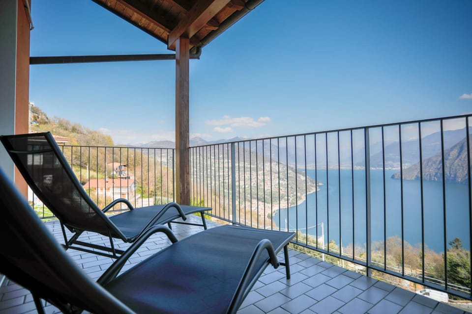 Natural landscape, View (from property/room), Balcony/Terrace, Lake view, Mountain view