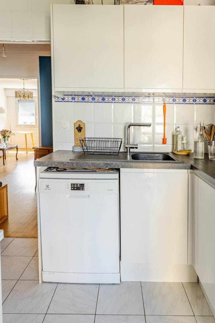 Kitchen or kitchenette, dishwasher