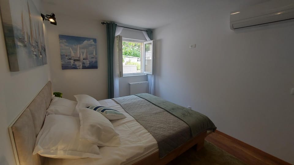 Bed, Bedroom, air conditioner