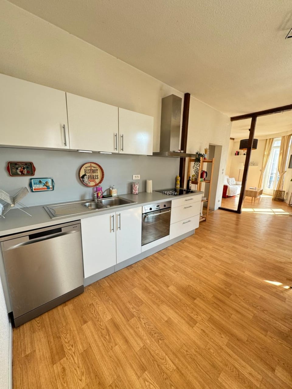 Kitchen or kitchenette, dishwasher, stove