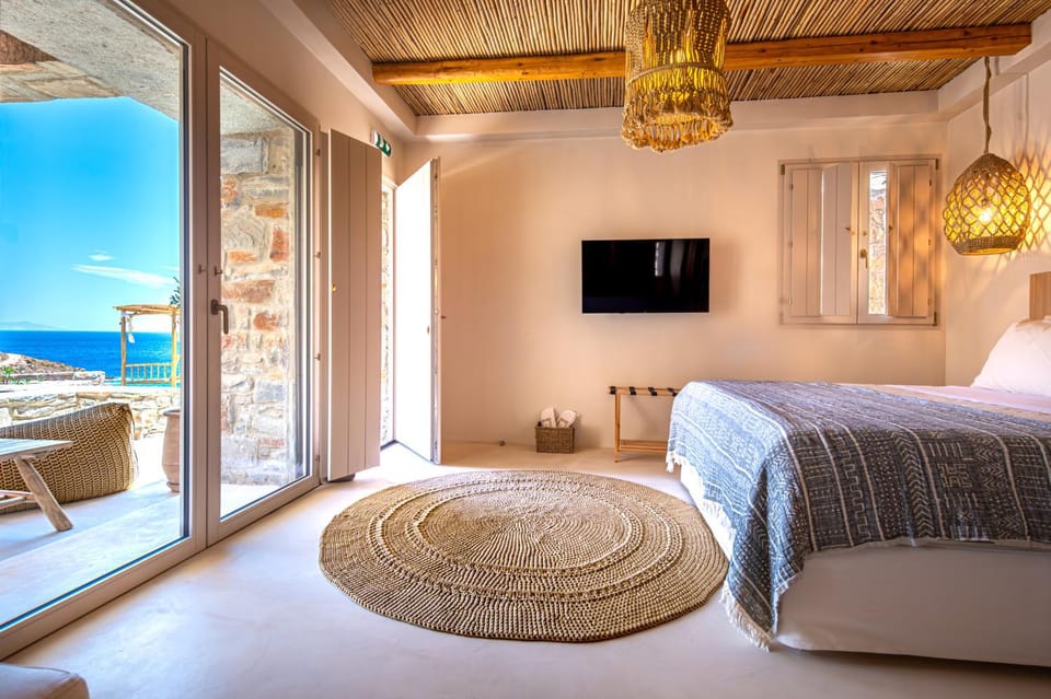 Bed, TV and multimedia, Bedroom, Sea view