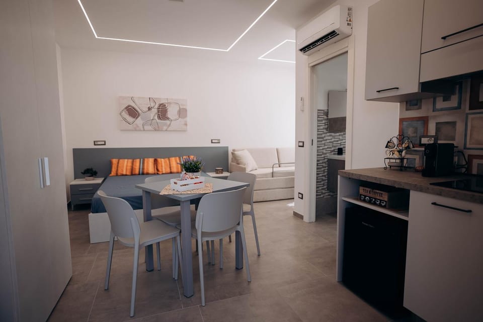 Coffee/tea facilities, Kitchen or kitchenette, Dining area, minibar, stove