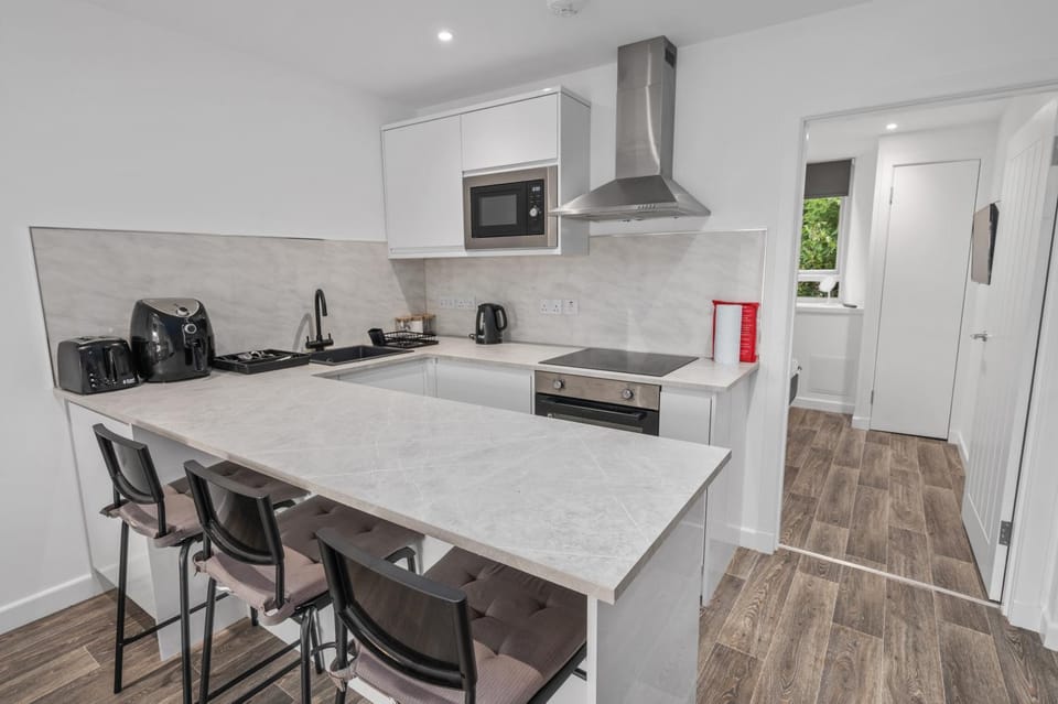 Coffee/tea facilities, Kitchen or kitchenette, Dining area, oven, stove, toaster
