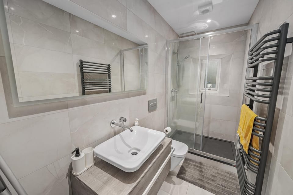 Shower, Toilet, Bathroom, towels