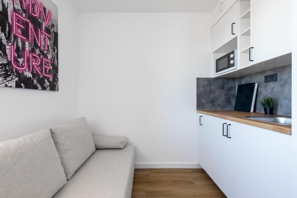 Kitchen or kitchenette, Living room, Decorative detail, Seating area, stove