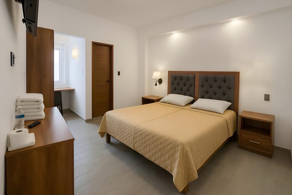Bed, TV and multimedia, Photo of the whole room, Bedroom