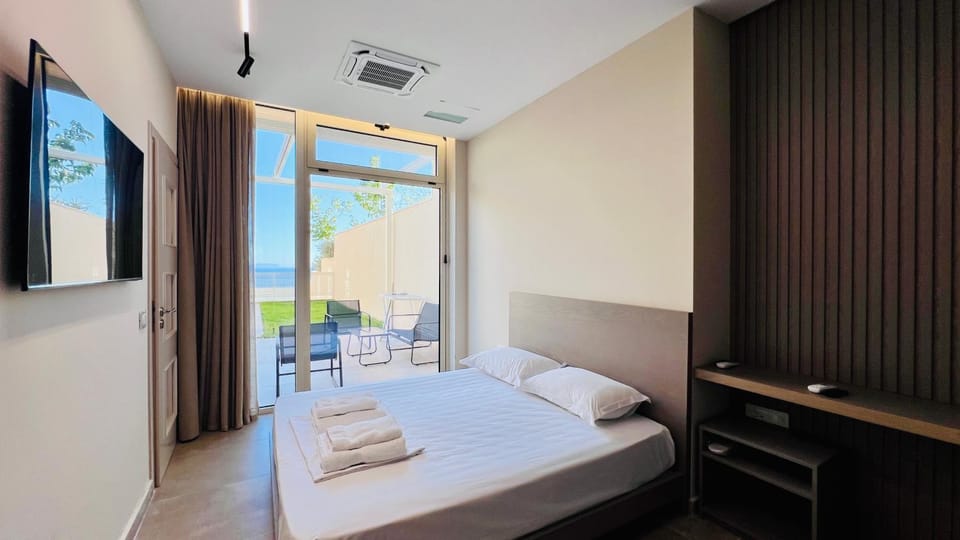 Bed, TV and multimedia, Photo of the whole room, Bedroom, towels, air conditioner