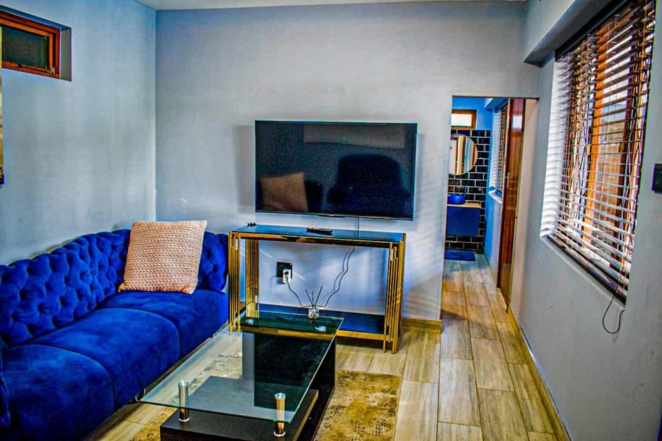 TV and multimedia, Living room, Seating area, Evening entertainment