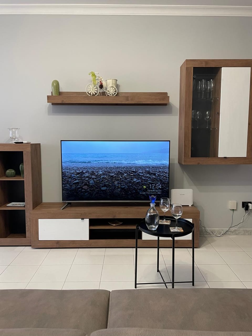 TV and multimedia, Living room, Seating area, Evening entertainment