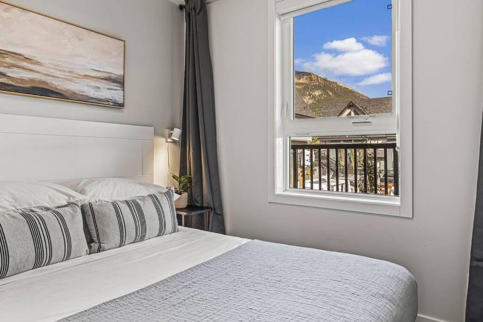 K202 Hot tub, Pool, MTN view, AC, free parking Apartment in Canmore