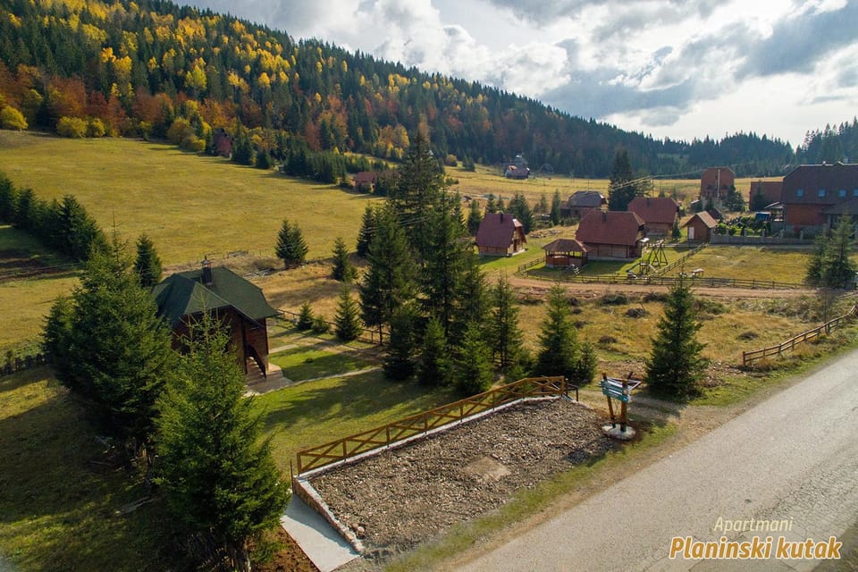 Property building, Nearby landmark, Neighbourhood, Natural landscape, Bird's eye view, Mountain view