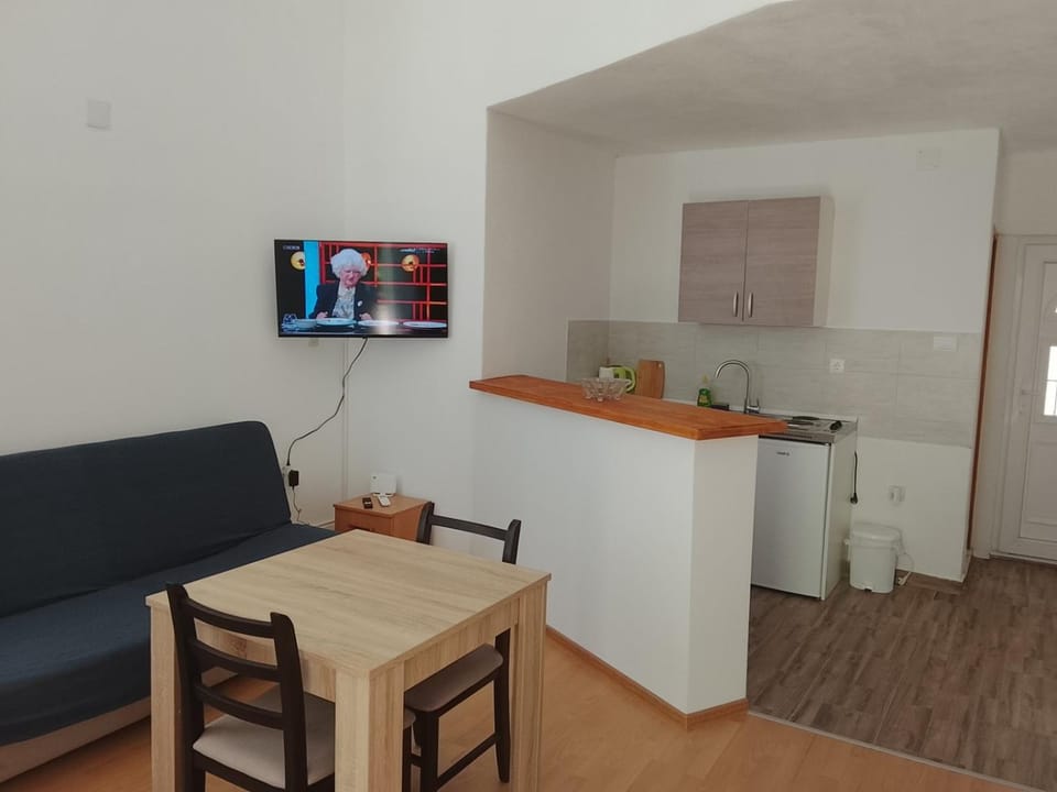 TV and multimedia, Kitchen or kitchenette, Living room, Seating area, Dining area
