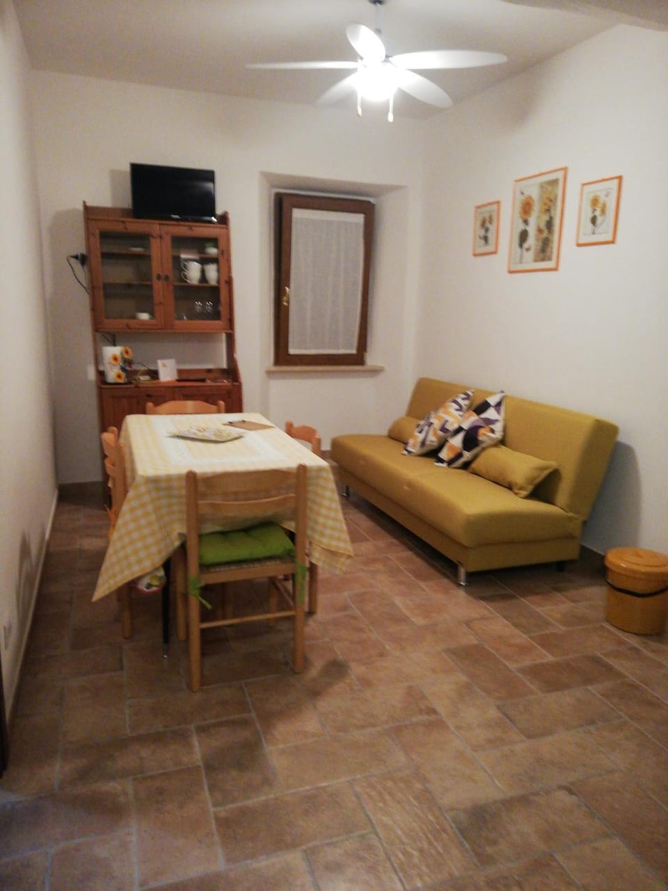 TV and multimedia, Living room, Seating area, Dining area