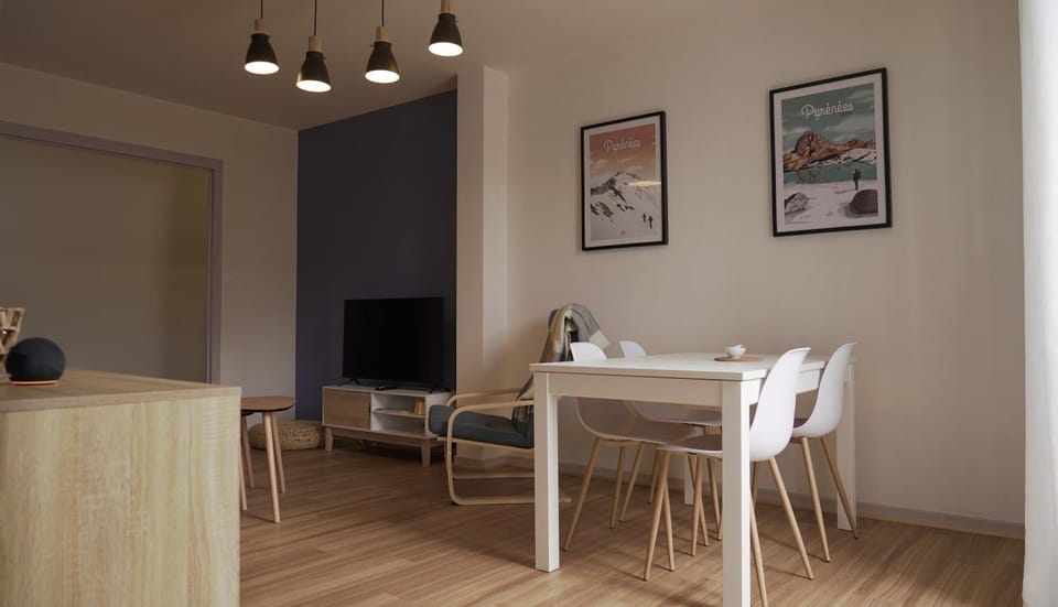 TV and multimedia, Seating area, Dining area