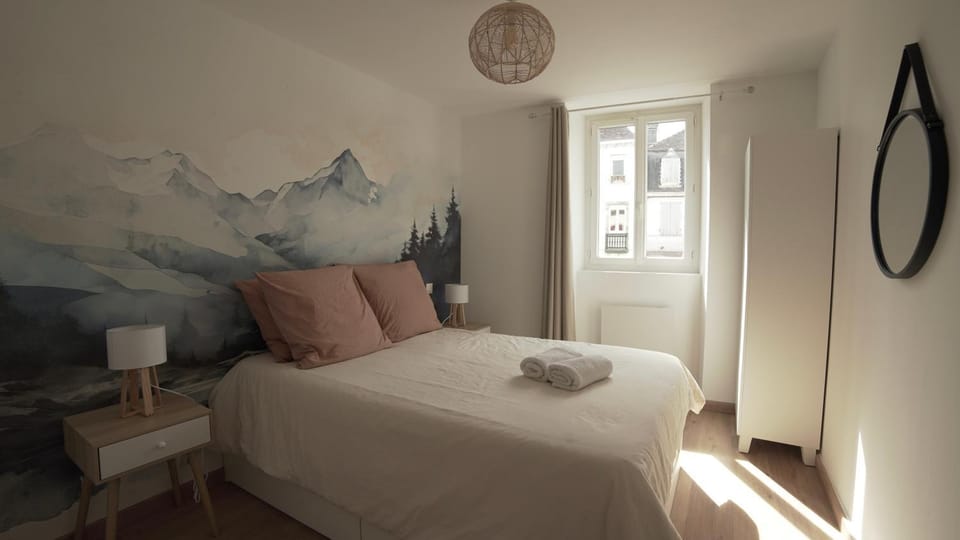 Bed, Photo of the whole room, Bedroom, towels