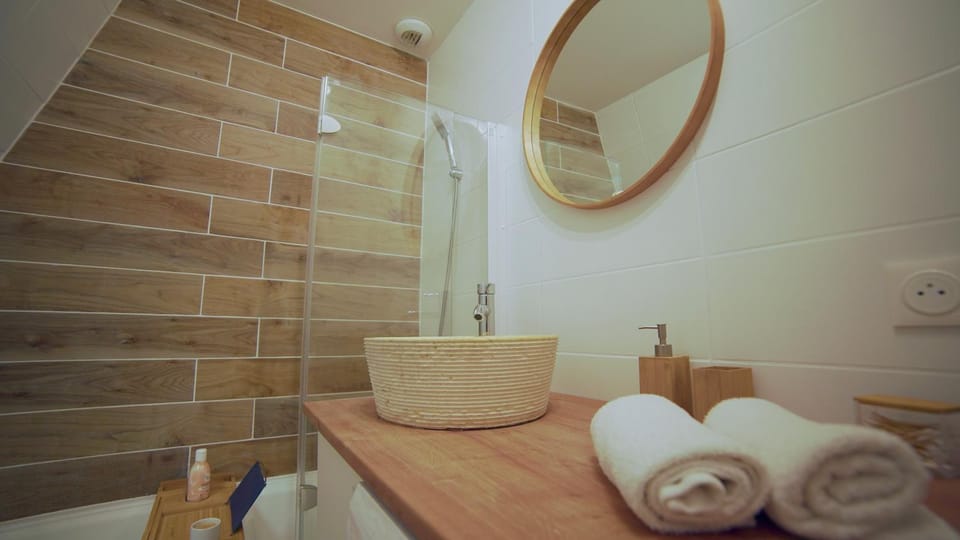 Bathroom, Bath, towels