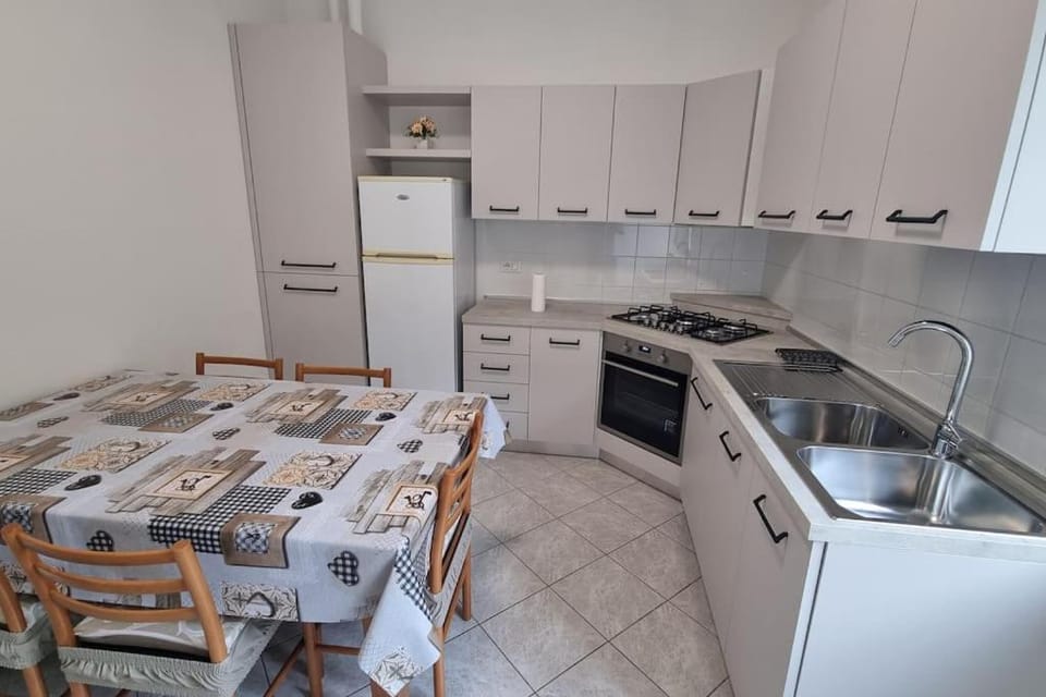 Kitchen or kitchenette, Dining area, dishwasher, oven, stove