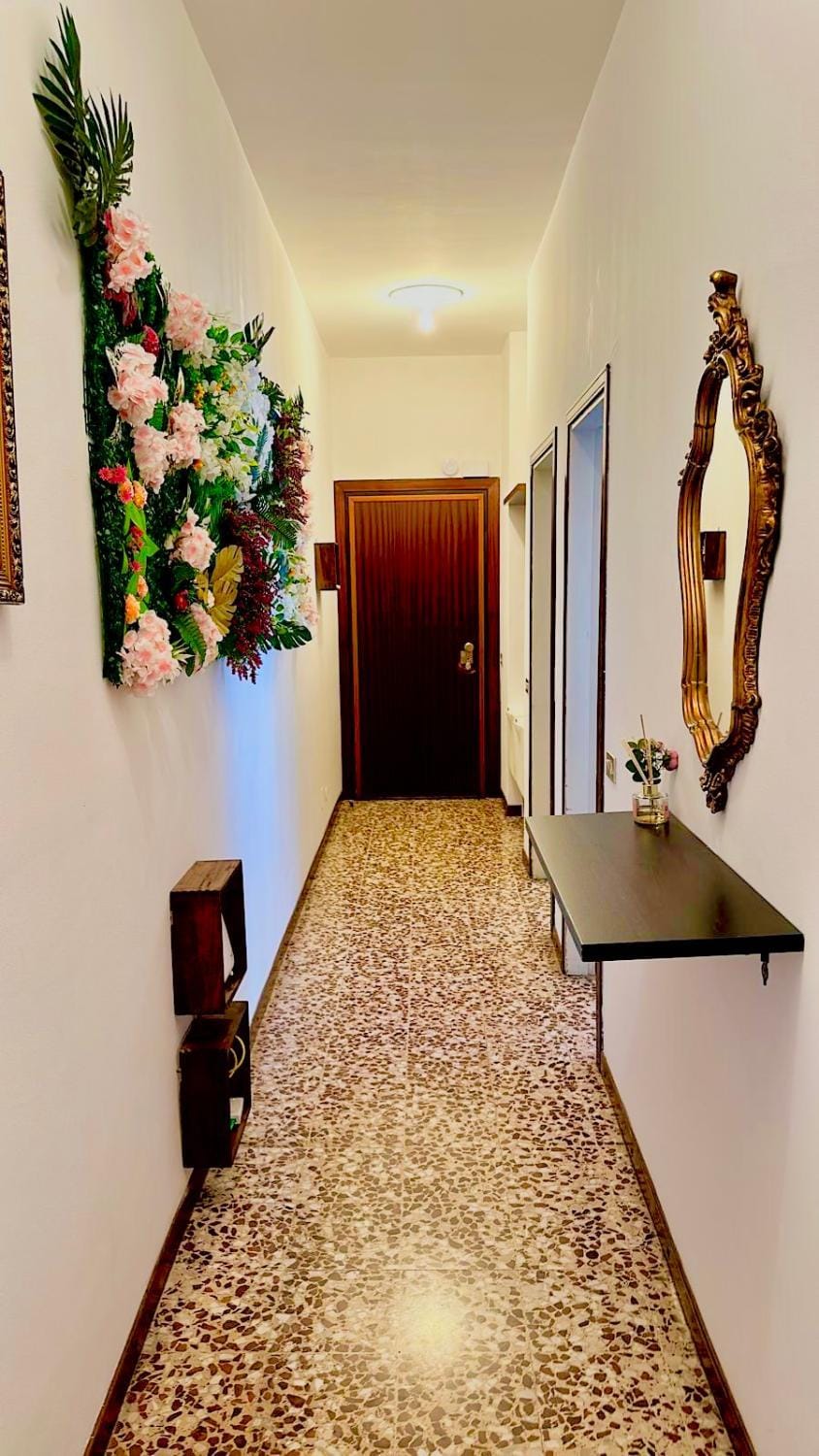 Photo of the whole room, Decorative detail