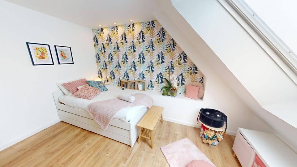 Bed, Photo of the whole room, Bedroom