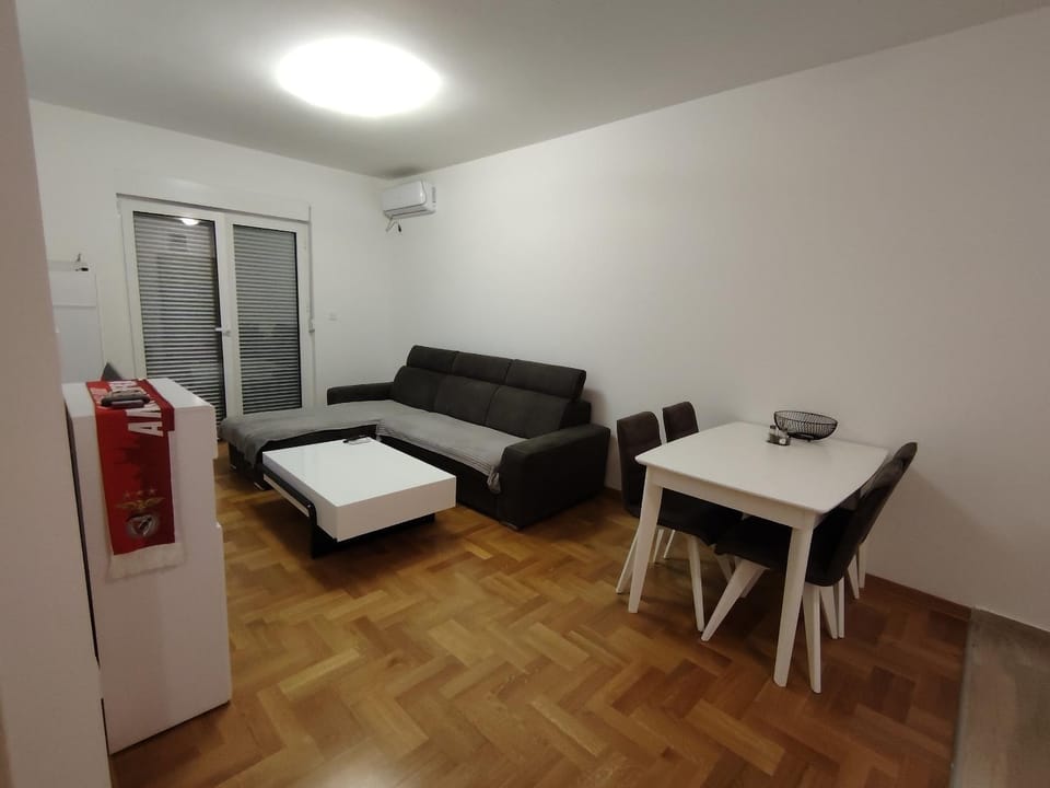 Bed, Living room, Seating area