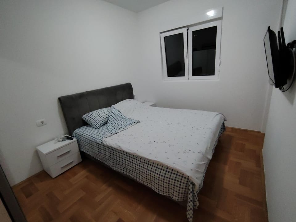 Bed, TV and multimedia, Bedroom