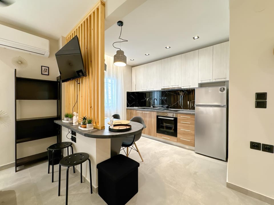 Kitchen or kitchenette, Dining area, oven, toaster