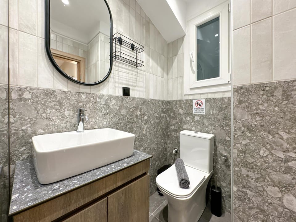 Shower, Toilet, Bathroom, towels