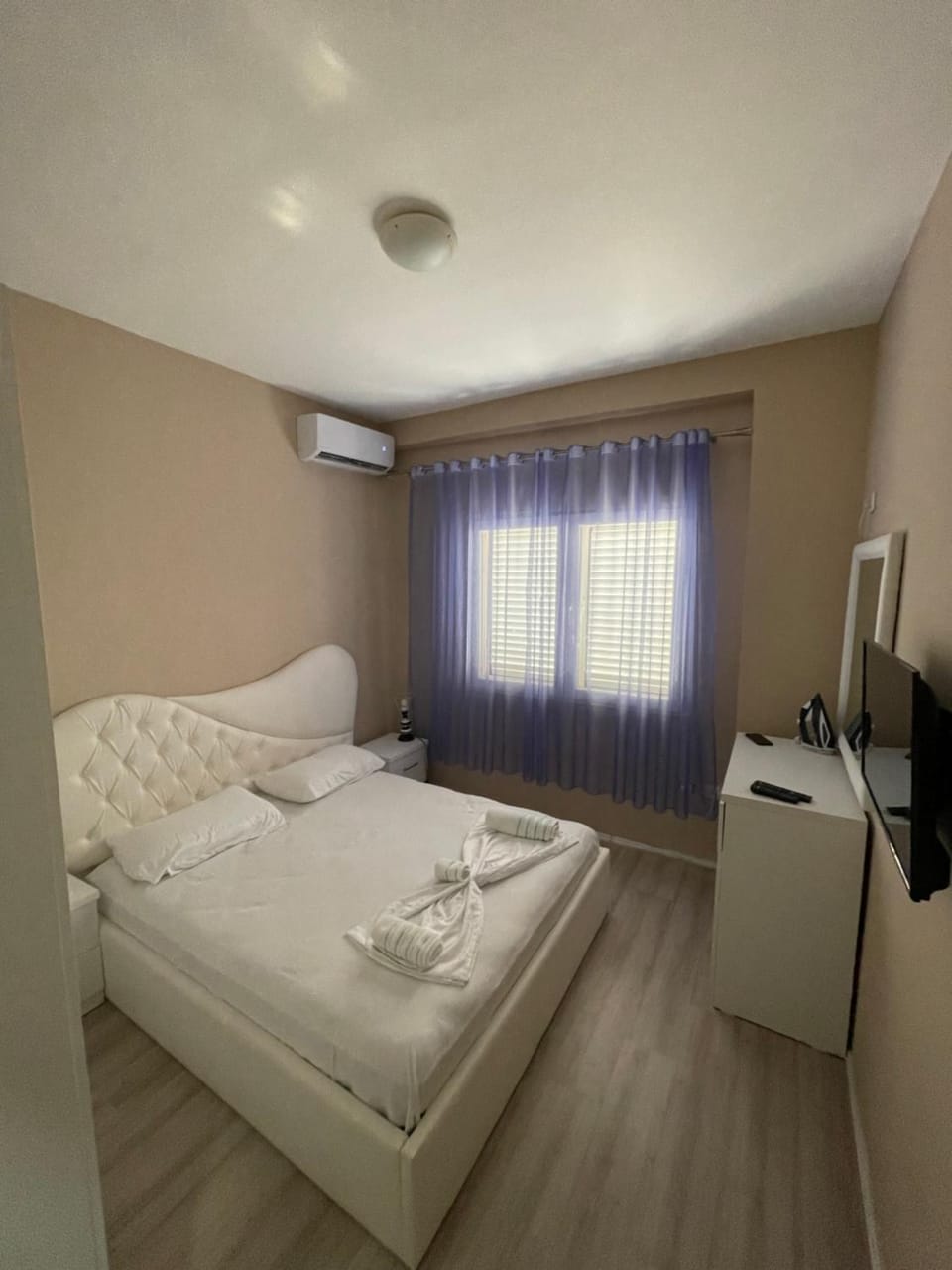 Bed, TV and multimedia, Photo of the whole room, Bedroom, towels, air conditioner