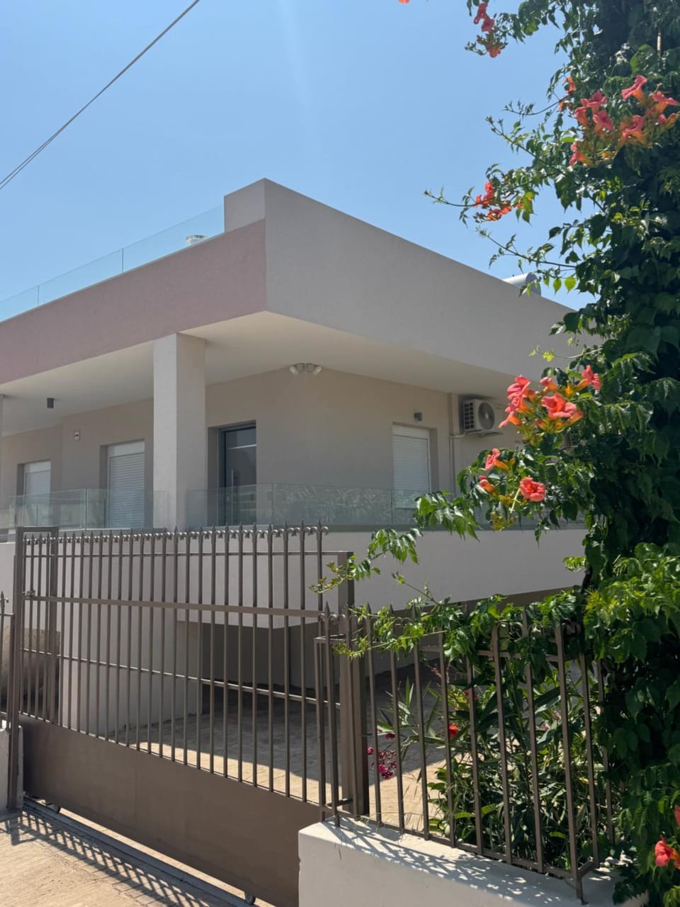Property building, Balcony/Terrace, Parking