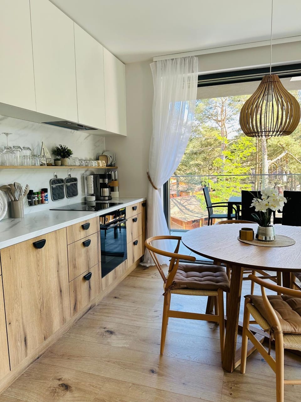 Coffee/tea facilities, Kitchen or kitchenette, dishwasher, stove, toaster