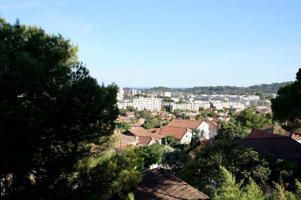 T3 climatisé vue rade et Mont Faron, calme à la Corniche Apartment in Toulon