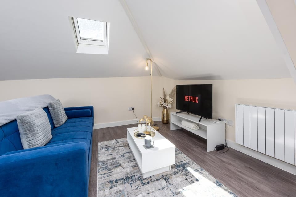 Communal lounge/ TV room, TV and multimedia, Living room, Seating area, Evening entertainment, internet