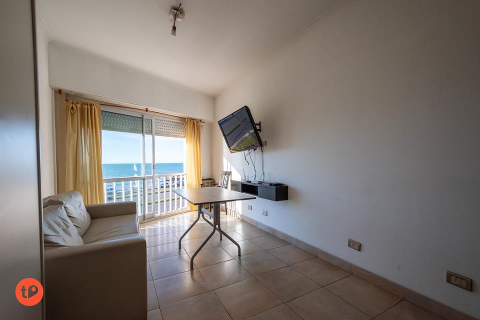 Communal lounge/ TV room, Living room, Sea view