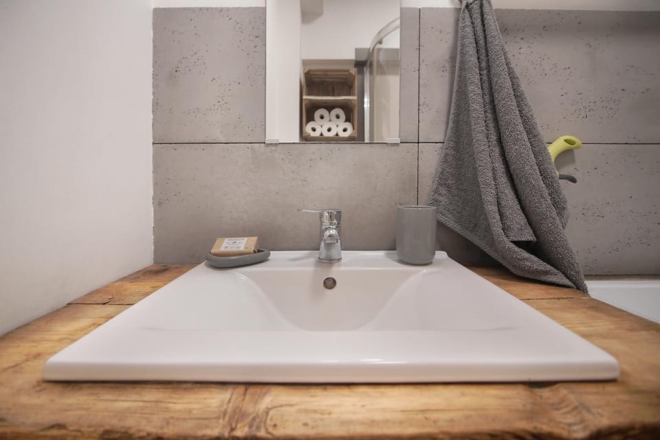Bathroom, towels