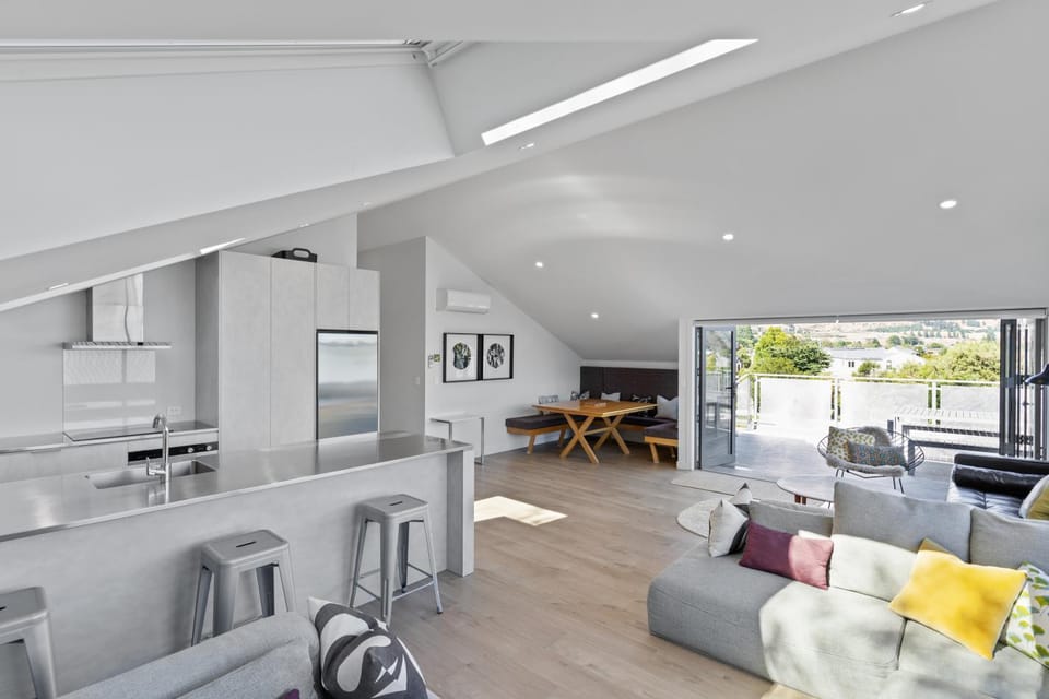 Kitchen or kitchenette, Living room, Seating area, Dining area