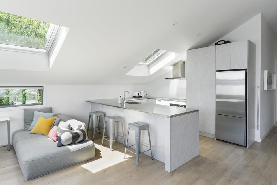 Kitchen or kitchenette, Living room, Seating area, dishwasher, oven, stove