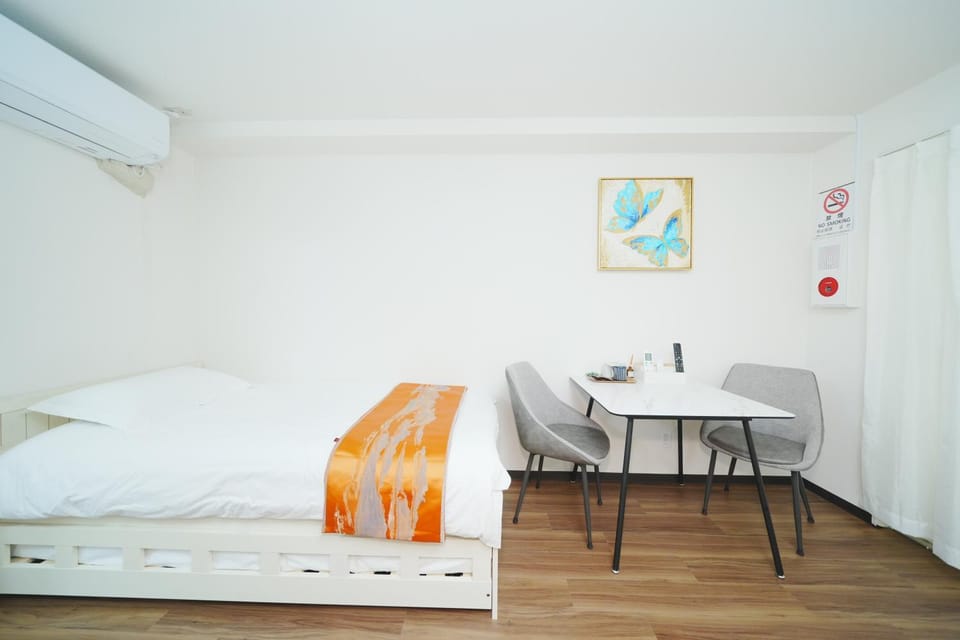 Bed, Photo of the whole room, Dining area, Bedroom, air conditioner