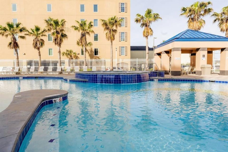 12th Floor 2 Bedroom Condo at Crystal Tower, 2 Outdoor Pools and Lazy River, Heated Indoor Pool, Direct Beach Access Apartment in West Beach