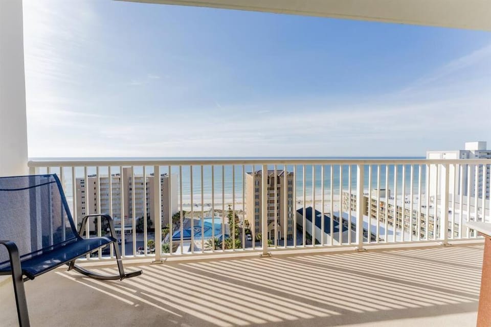 12th Floor 2 Bedroom Condo at Crystal Tower, 2 Outdoor Pools and Lazy River, Heated Indoor Pool, Direct Beach Access Apartment in West Beach