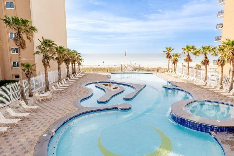 12th Floor 2 Bedroom Condo at Crystal Tower, 2 Outdoor Pools and Lazy River, Heated Indoor Pool, Direct Beach Access Apartment in West Beach