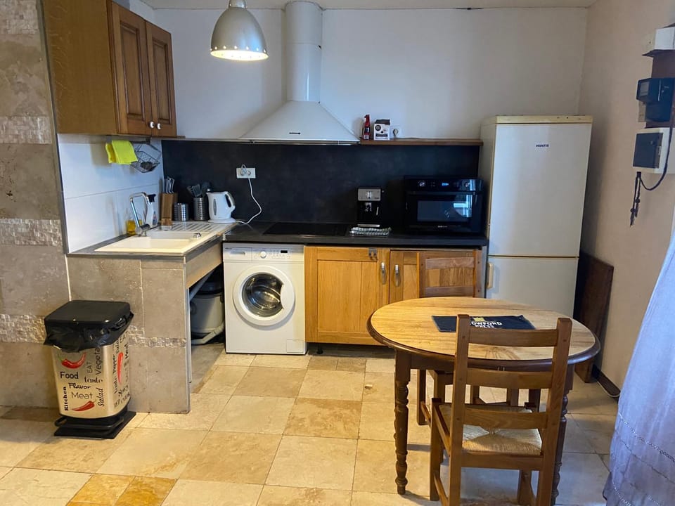 Kitchen or kitchenette, Dining area, washing machine