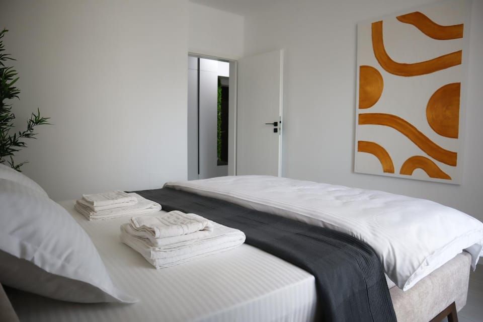 Bed, Bedroom, towels