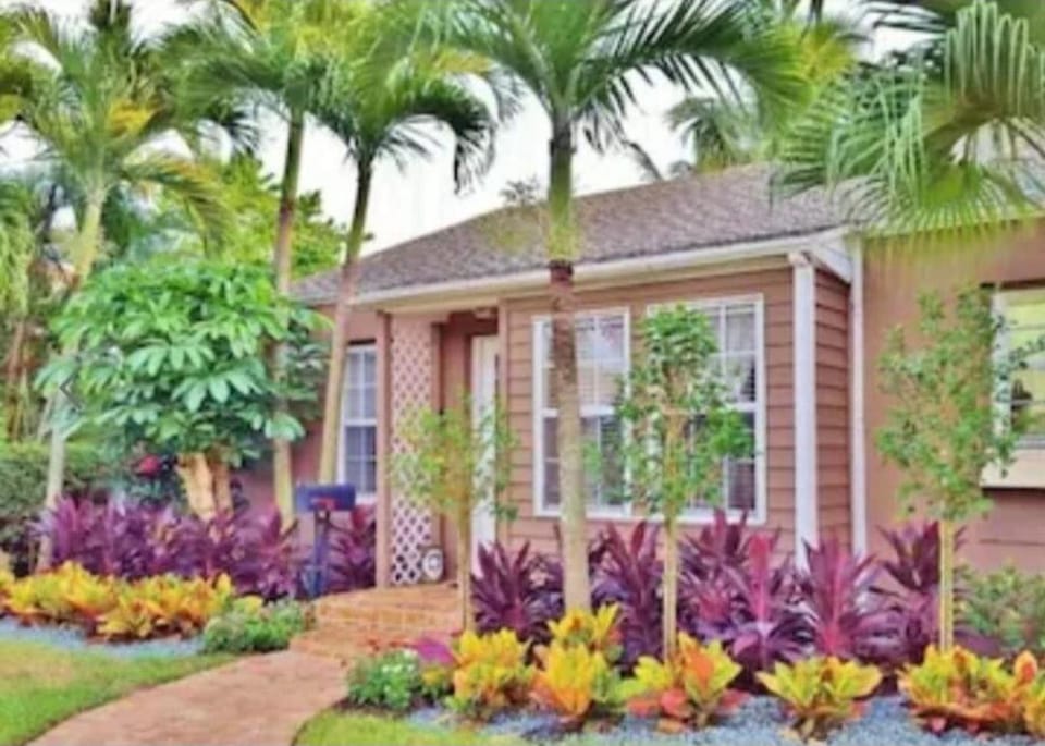 Tropical Bungalows with Heated pools House in West Palm Beach