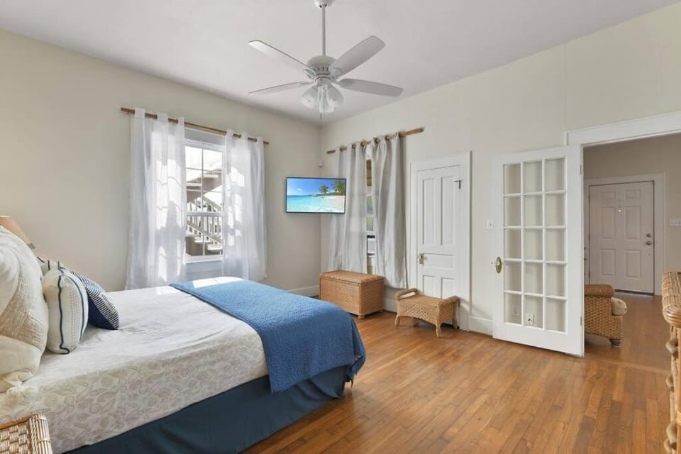 Bed, TV and multimedia, Bedroom