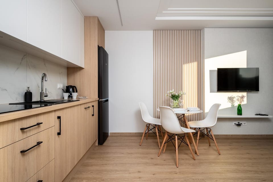 Kitchen or kitchenette, Dining area
