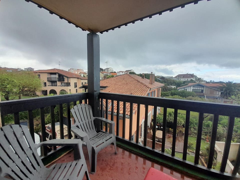 Studio Renové avec Balcon à Deux Pas des Plages d'Anglet - FR-1-239-1076 Apartment in Anglet