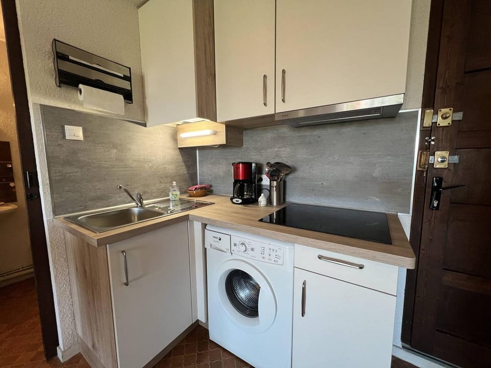 Charmant T2 avec loggia, TV, lave-linge, climatisation portative, proche port et plage à Port Leucate - FR-1-81-621 Apartment in Leucate