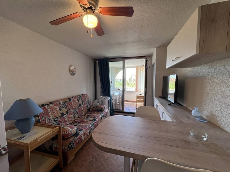 Charmant T2 avec loggia, TV, lave-linge, climatisation portative, proche port et plage à Port Leucate - FR-1-81-621 Apartment in Leucate